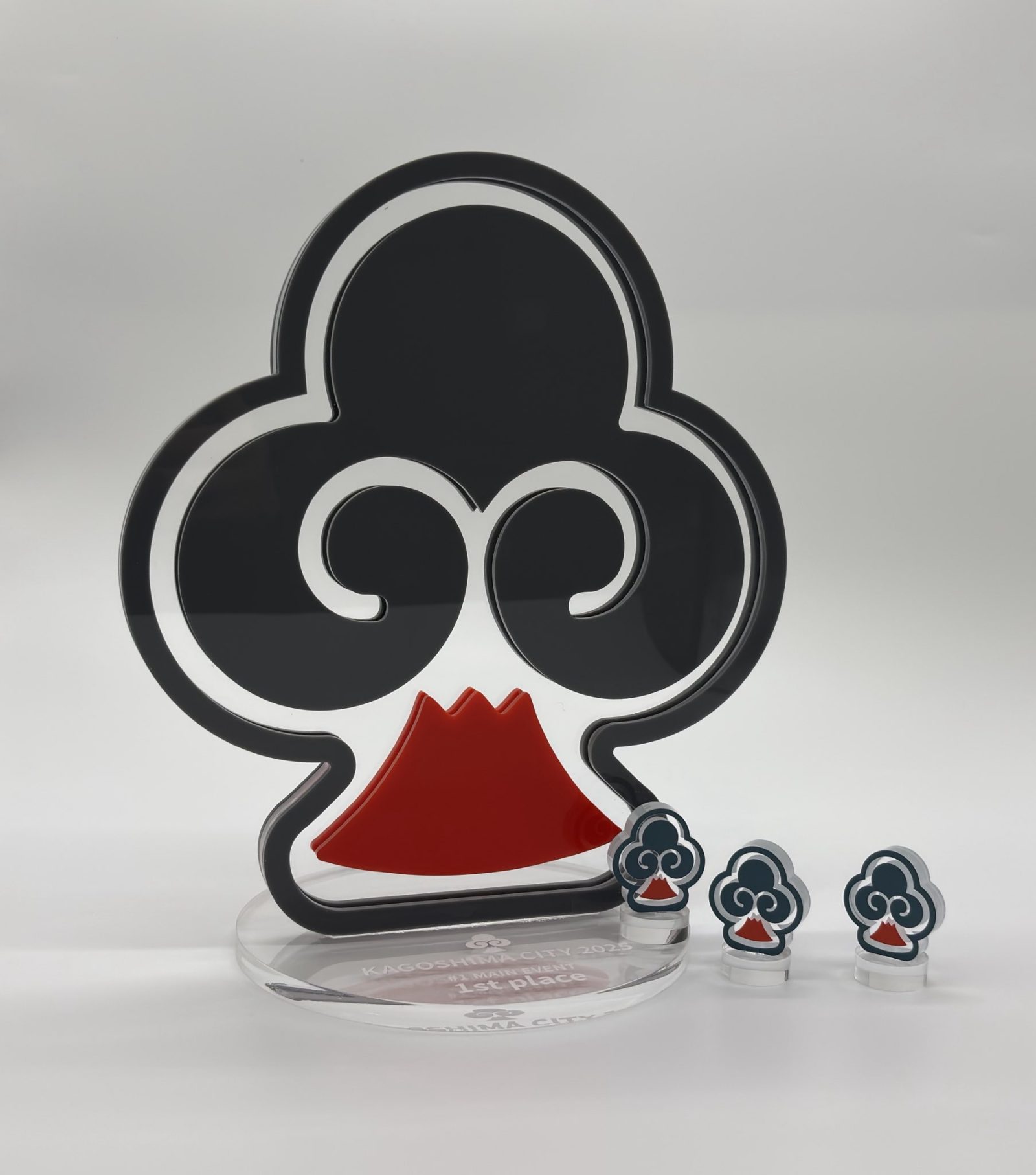KAGOSHIMA POKER TOUR トロフィー制作事例｜クラブ×桜島の多層アクリルトロフィー